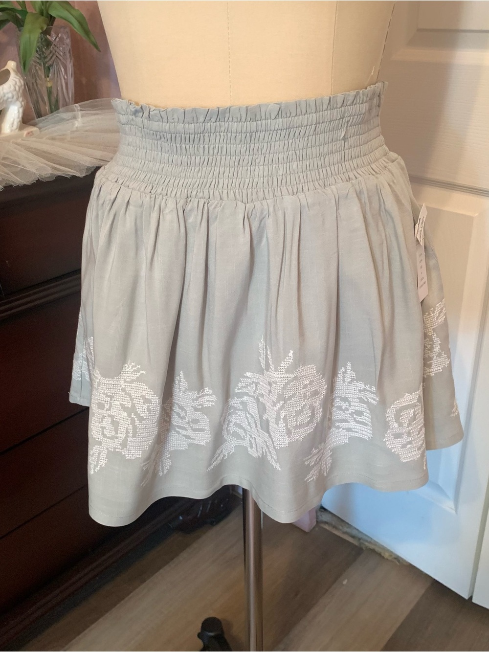 OLIVE&OAK NWT Smocked Waist Light Gray Embroidered Mini Skirt